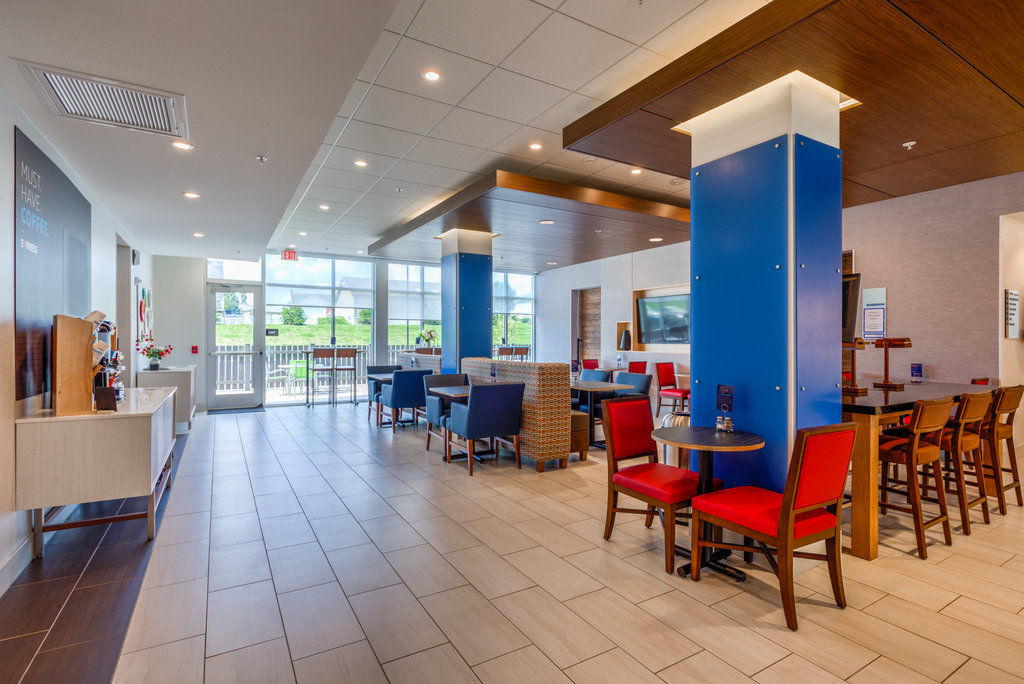 Holiday Inn Express & Suite Milroy - Reedsville Esterno foto